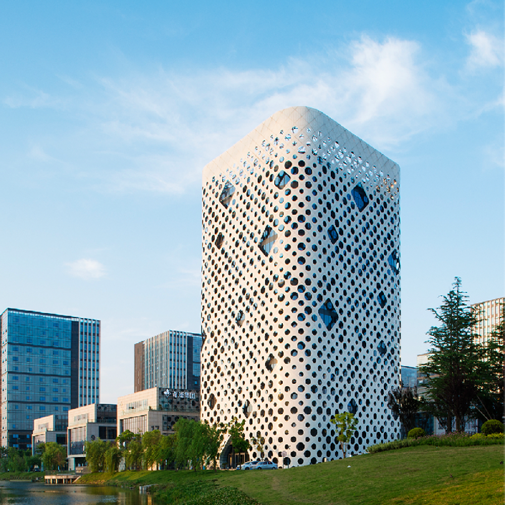 E通世界科技园滨水建筑与周边楼宇