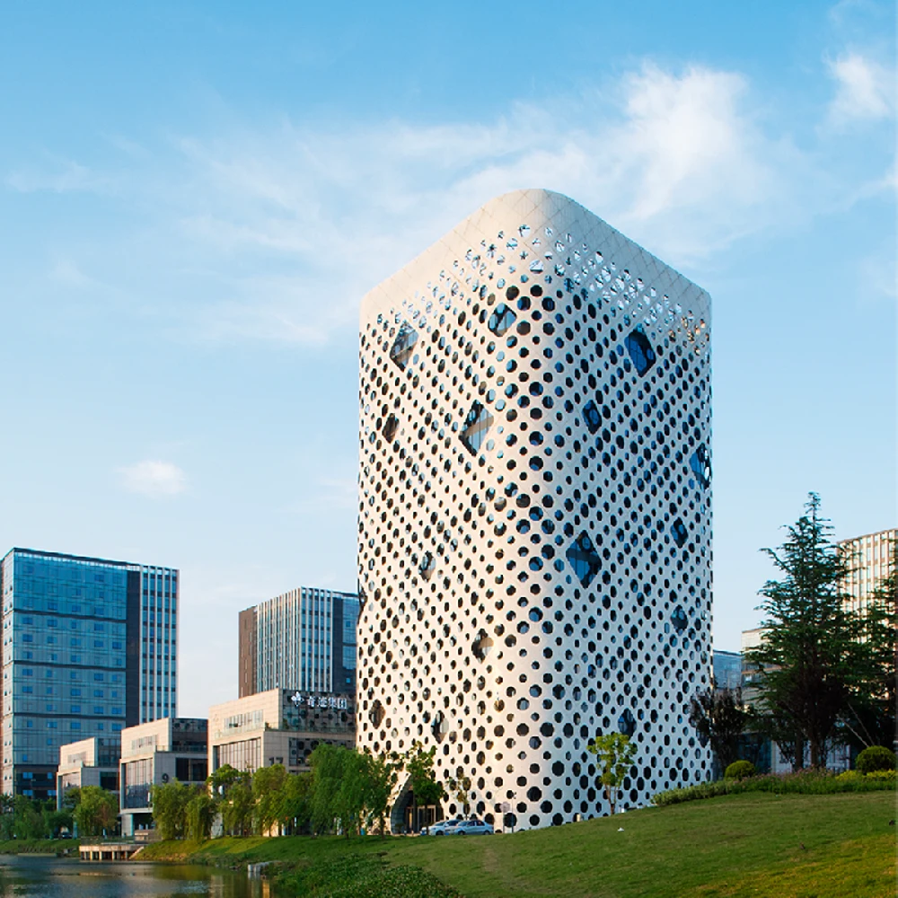 E通世界科技园滨水建筑与周边楼宇